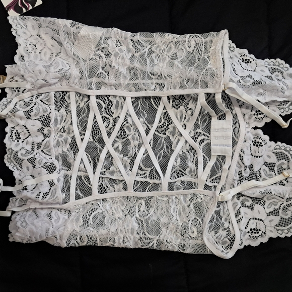 Lingerie - Picture 2 of 4